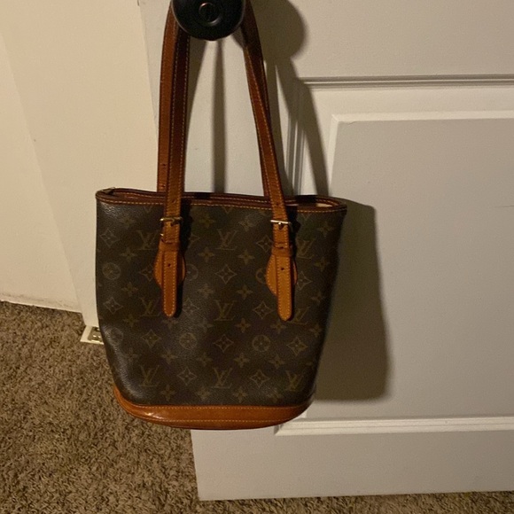 Beautiful inside and out EUC bucket bag comes with a dust bag handles are good - Picture 2 of 4